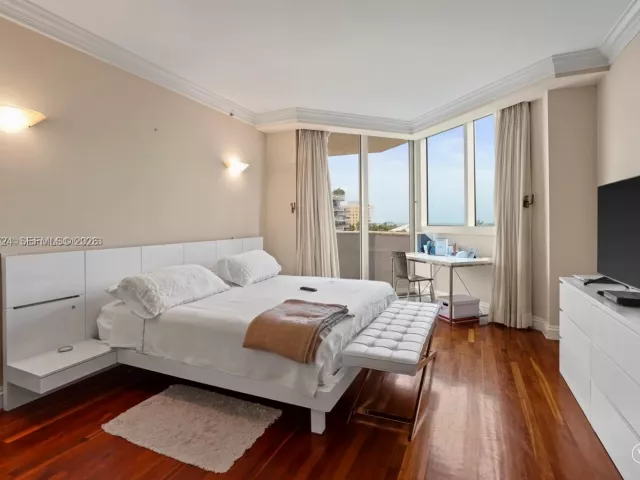 3-bedroom condo for sale in Miami Beach - 300 S Pointe Dr 605 - MondialRealty