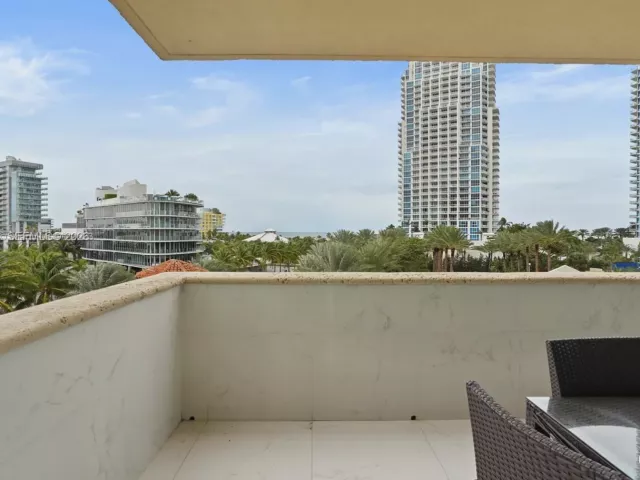 3-bedroom condo for sale in Miami Beach - 300 S Pointe Dr 605 - MondialRealty