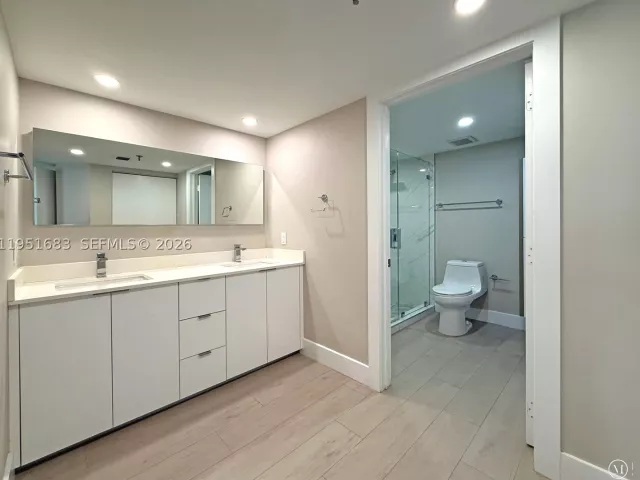 2-bedroom condo for sale in Miami - 520 Brickell Key Dr A1010 - MondialRealty