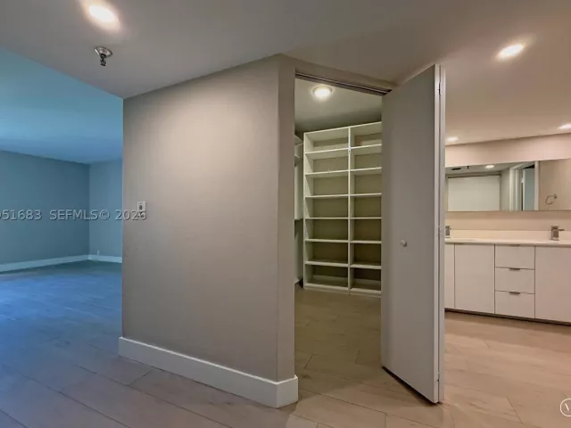 2-bedroom condo for sale in Miami - 520 Brickell Key Dr A1010 - MondialRealty