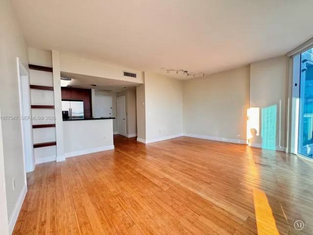1-bedroom condo for sale in Miami Beach - 6515 Collins Ave 905 - MondialRealty