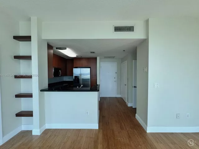 1-bedroom condo for sale in Miami Beach - 6515 Collins Ave 905 - MondialRealty