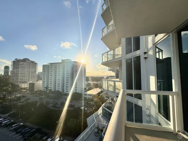 1-bedroom condo for sale in Miami Beach - 6515 Collins Ave 905 - MondialRealty