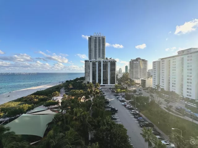 1-bedroom condo for sale in Miami Beach - 6515 Collins Ave 905 - MondialRealty