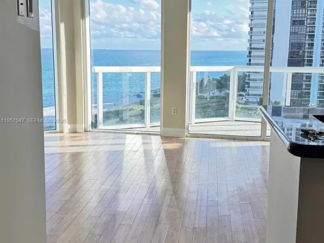 1-bedroom condo for sale in Miami Beach - 6515 Collins Ave 905 - MondialRealty