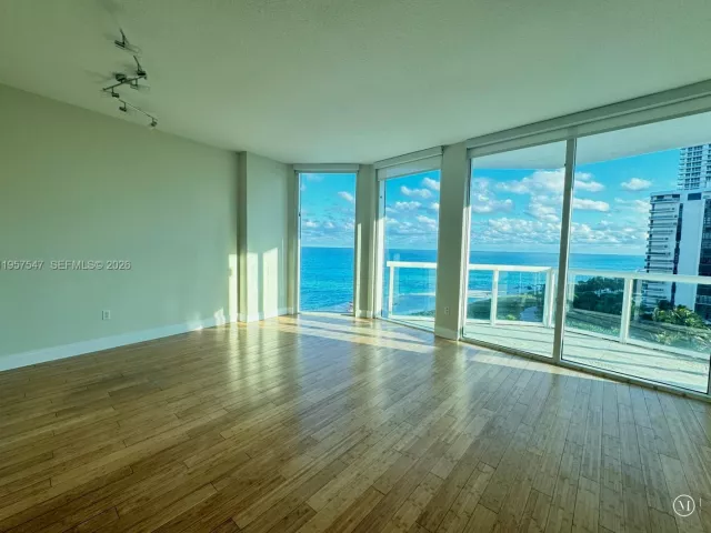 1-bedroom condo for sale in Miami Beach - 6515 Collins Ave 905 - MondialRealty