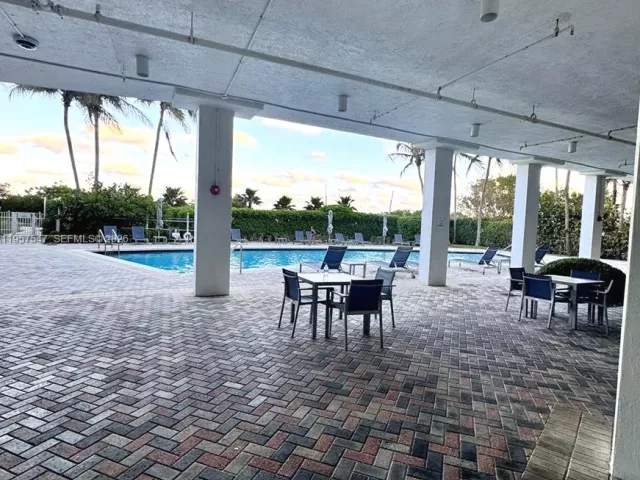 1-bedroom condo for sale in Miami Beach - 6515 Collins Ave 905 - MondialRealty
