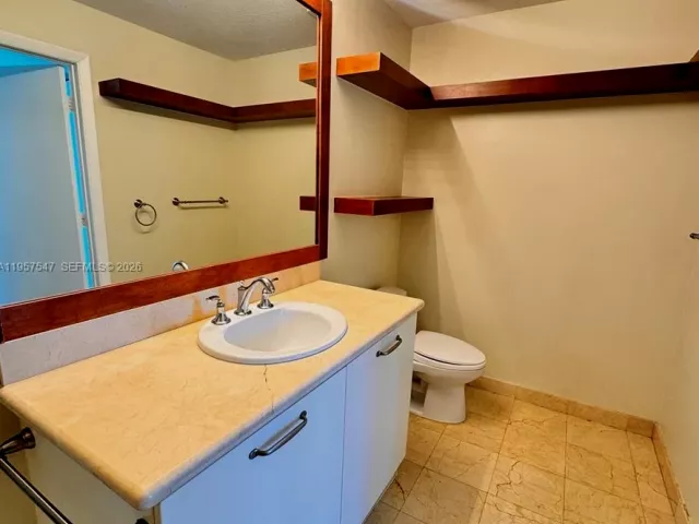 1-bedroom condo for sale in Miami Beach - 6515 Collins Ave 905 - MondialRealty