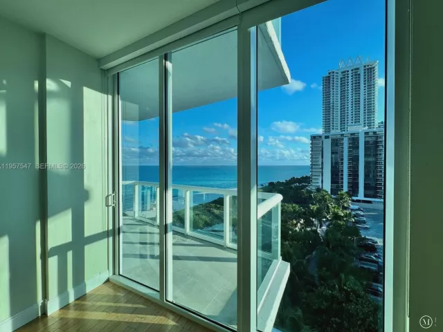 1-bedroom condo for sale in Miami Beach - 6515 Collins Ave 905 - MondialRealty