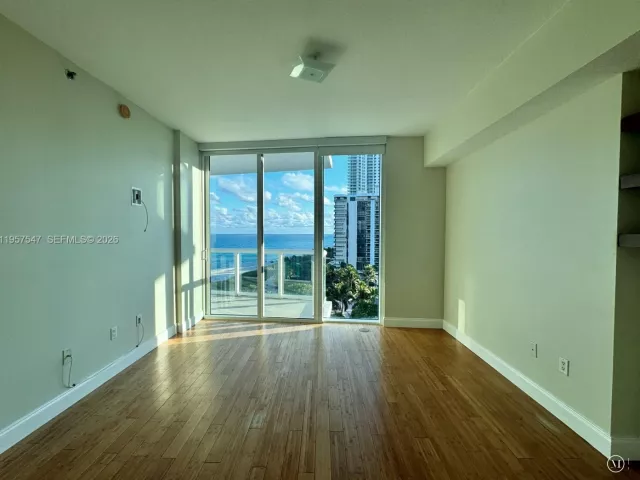 1-bedroom condo for sale in Miami Beach - 6515 Collins Ave 905 - MondialRealty