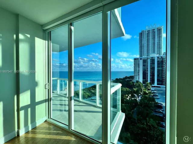 1-bedroom condo for sale in Miami Beach - 6515 Collins Ave 905 - MondialRealty