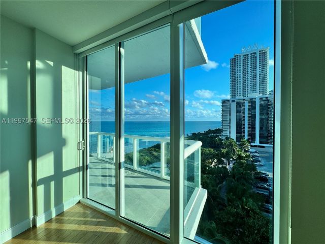 1-bedroom condo for sale in Miami Beach - 6515 Collins Ave 905 - MondialRealty