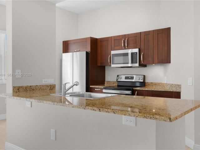 1-bedroom condo for sale in Aventura - 20000 E Country Club Dr 402 - MondialRealty