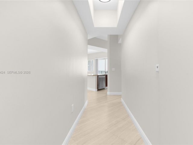 1-bedroom condo for sale in Aventura - 20000 E Country Club Dr 402 - MondialRealty