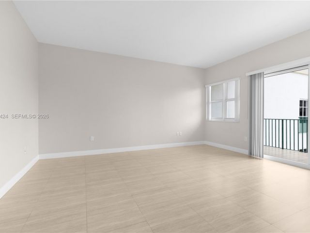 1-bedroom condo for sale in Aventura - 20000 E Country Club Dr 402 - MondialRealty