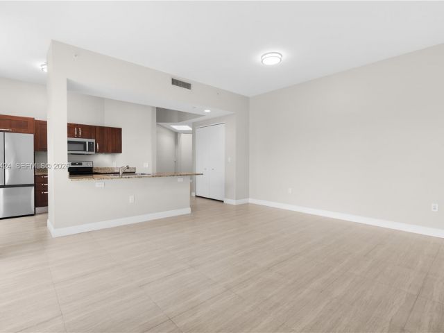 1-bedroom condo for sale in Aventura - 20000 E Country Club Dr 402 - MondialRealty