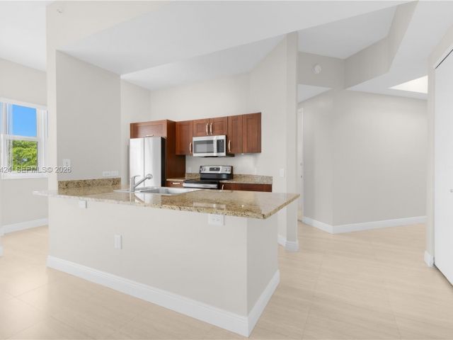 1-bedroom condo for sale in Aventura - 20000 E Country Club Dr 402 - MondialRealty