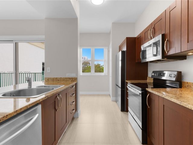 1-bedroom condo for sale in Aventura - 20000 E Country Club Dr 402 - MondialRealty
