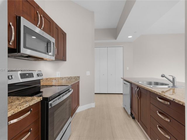 1-bedroom condo for sale in Aventura - 20000 E Country Club Dr 402 - MondialRealty