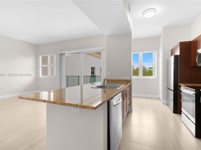 1-bedroom condo for sale in Aventura - 20000 E Country Club Dr 402 - MondialRealty