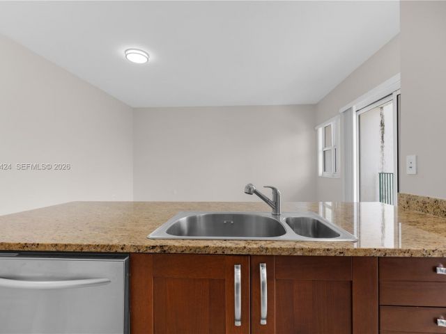 1-bedroom condo for sale in Aventura - 20000 E Country Club Dr 402 - MondialRealty