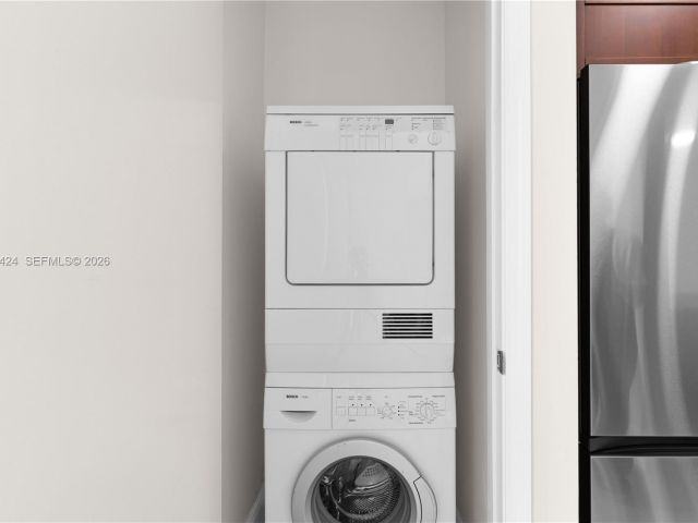 1-bedroom condo for sale in Aventura - 20000 E Country Club Dr 402 - MondialRealty