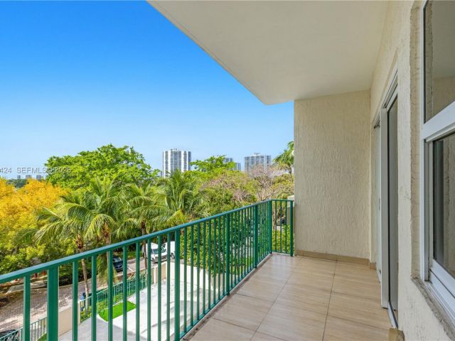1-bedroom condo for sale in Aventura - 20000 E Country Club Dr 402 - MondialRealty