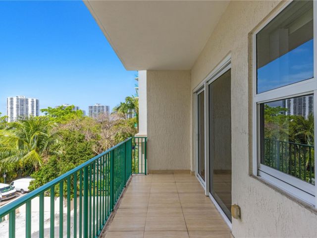 1-bedroom condo for sale in Aventura - 20000 E Country Club Dr 402 - MondialRealty