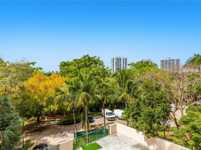 1-bedroom condo for sale in Aventura - 20000 E Country Club Dr 402 - MondialRealty