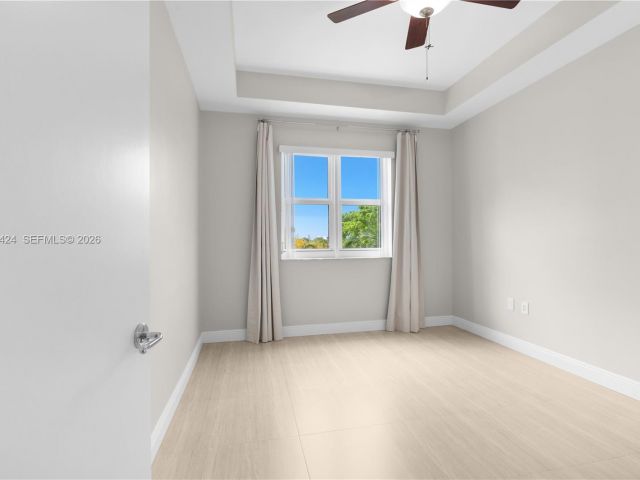 1-bedroom condo for sale in Aventura - 20000 E Country Club Dr 402 - MondialRealty