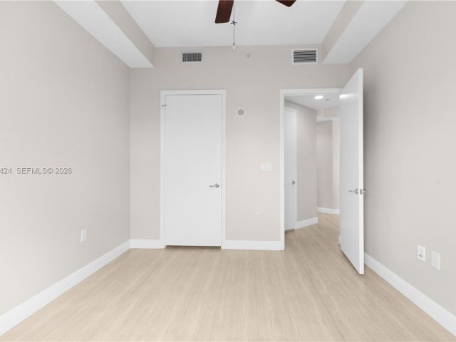 1-bedroom condo for sale in Aventura - 20000 E Country Club Dr 402 - MondialRealty