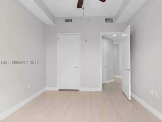 1-bedroom condo for sale in Aventura - 20000 E Country Club Dr 402 - MondialRealty