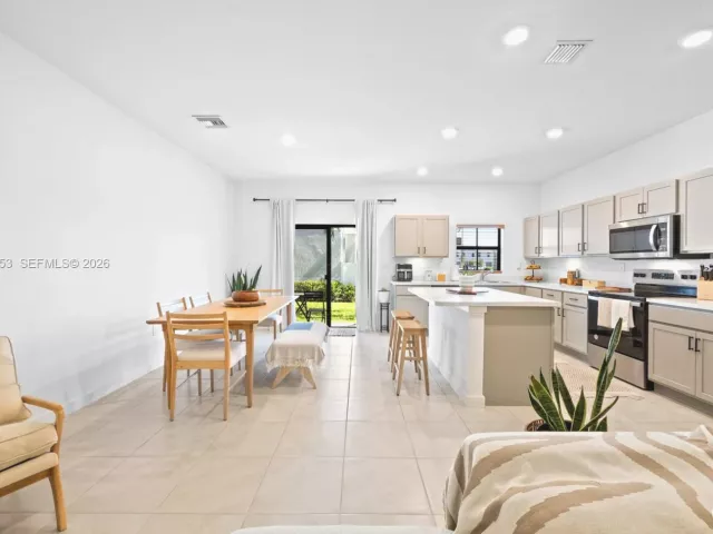 3-bedroom home for sale in Pompano Beach - 369 NW 8th Ct - MondialRealty