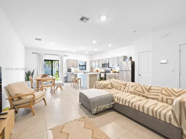 3-bedroom home for sale in Pompano Beach - 369 NW 8th Ct - MondialRealty