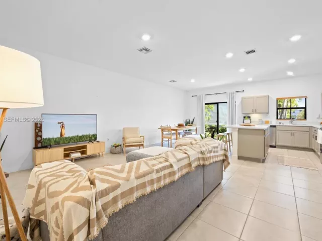 3-bedroom home for sale in Pompano Beach - 369 NW 8th Ct - MondialRealty