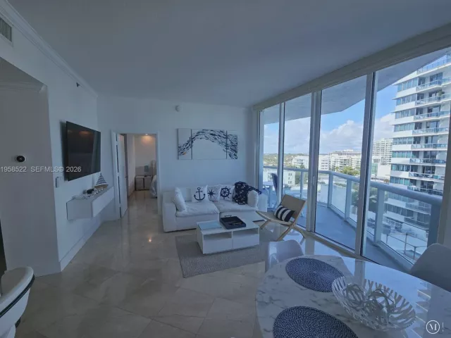 1-bedroom condo for rent in Miami Beach - 6515 Collins Ave 901 - MondialRealty