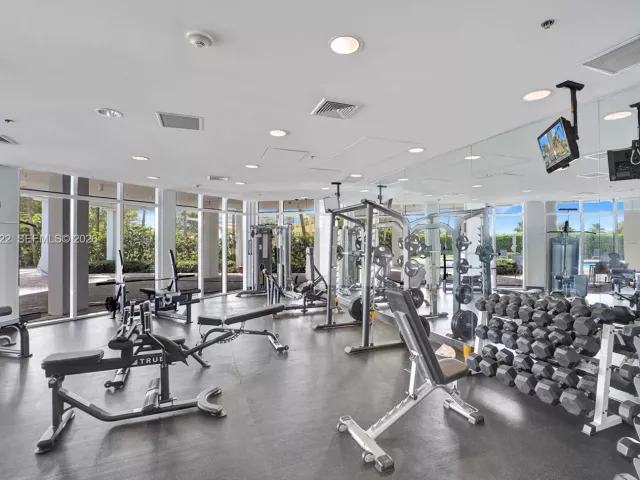 1-bedroom condo for rent in Miami Beach - 6515 Collins Ave 901 - MondialRealty