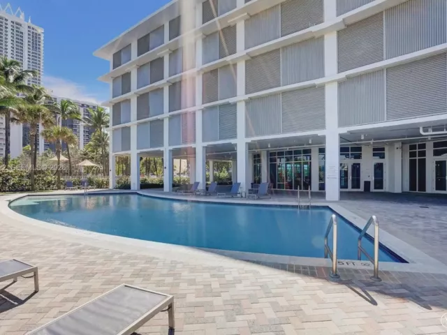 1-bedroom condo for rent in Miami Beach - 6515 Collins Ave 901 - MondialRealty