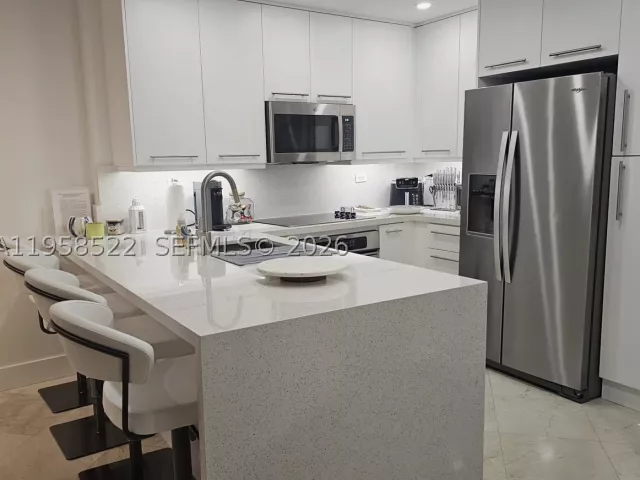 1-bedroom condo for rent in Miami Beach - 6515 Collins Ave 901 - MondialRealty