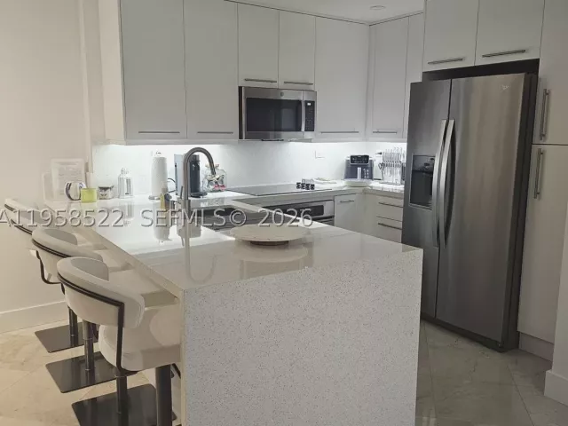 1-bedroom condo for rent in Miami Beach - 6515 Collins Ave 901 - MondialRealty