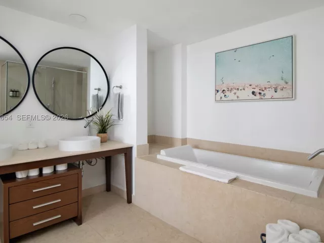 2-bedroom condo for sale in Miami - 485 Brickell Ave 3208 - MondialRealty