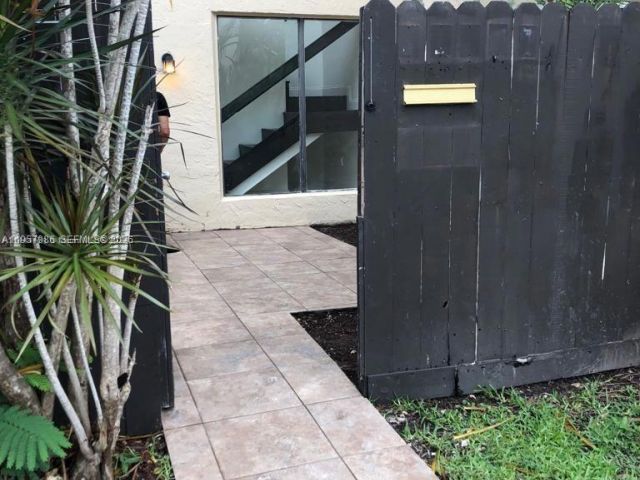 3-bedroom home for rent in Miami - 11220 SW 67th Ter 0 - MondialRealty