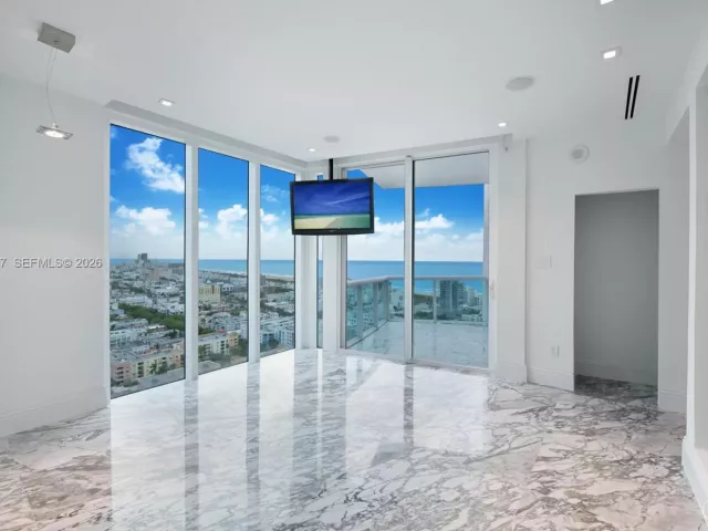 3-bedroom condo for rent in Miami Beach - 1000 S Pointe Dr PH-2804 - MondialRealty