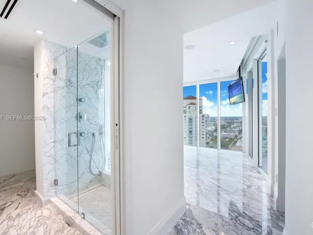 3-bedroom condo for rent in Miami Beach - 1000 S Pointe Dr PH-2804 - MondialRealty