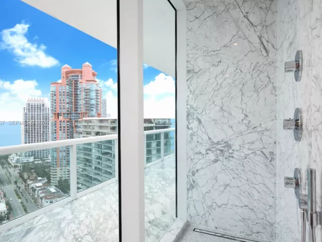 3-bedroom condo for rent in Miami Beach - 1000 S Pointe Dr PH-2804 - MondialRealty