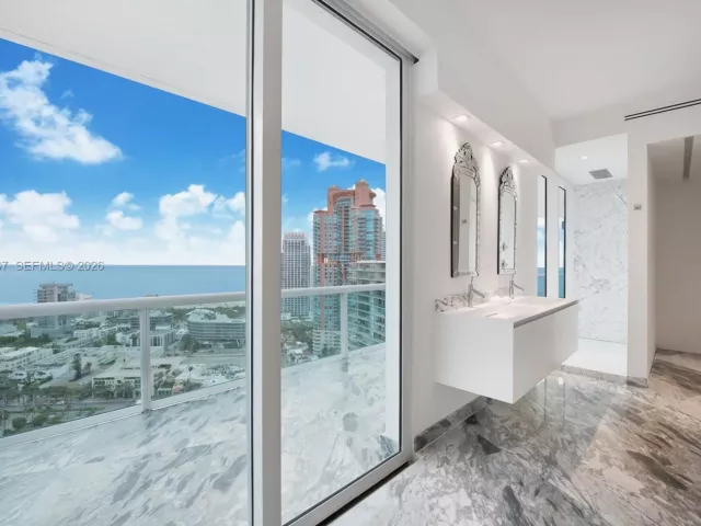 3-bedroom condo for rent in Miami Beach - 1000 S Pointe Dr PH-2804 - MondialRealty