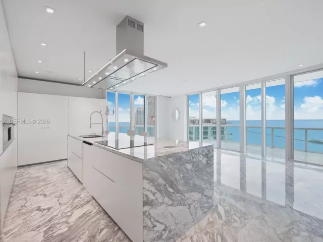 3-bedroom condo for rent in Miami Beach - 1000 S Pointe Dr PH-2804 - MondialRealty