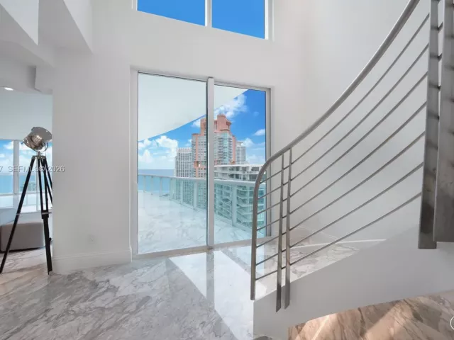 3-bedroom condo for rent in Miami Beach - 1000 S Pointe Dr PH-2804 - MondialRealty