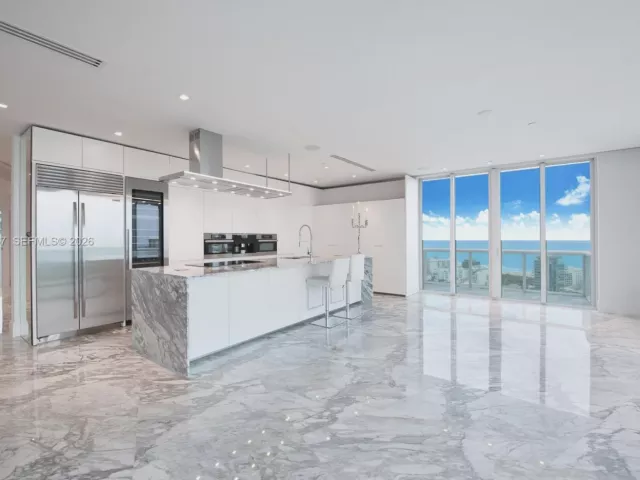 3-bedroom condo for rent in Miami Beach - 1000 S Pointe Dr PH-2804 - MondialRealty