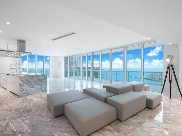 3-bedroom condo for rent in Miami Beach - 1000 S Pointe Dr PH-2804 - MondialRealty